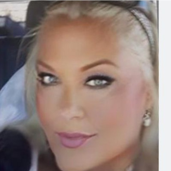 Meet your posher. Debbie - Picture 2 of 5